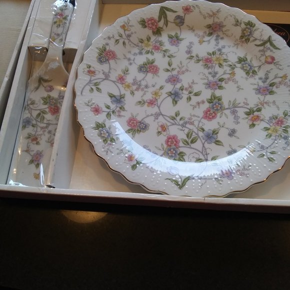 Beautiful Porcelain cake dish with cake cutter server  Made in Japan - Picture 2 of 8